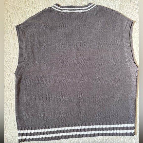 Target Gray V-Neck Cable Knit Sweater - Picture 3 of 3